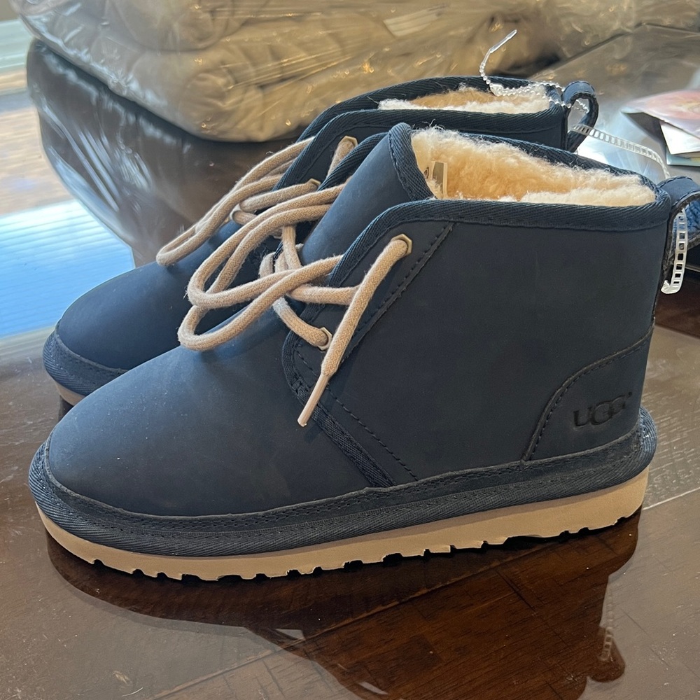 UNISEX SZ 2 UGG Kids' Navy and Cream Boots